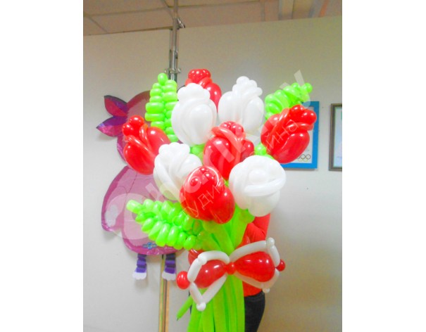 Букет белых и красных роз из шариков