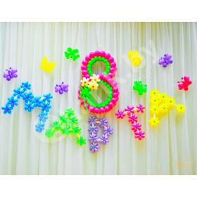 Надпись из шаров "8 марта"