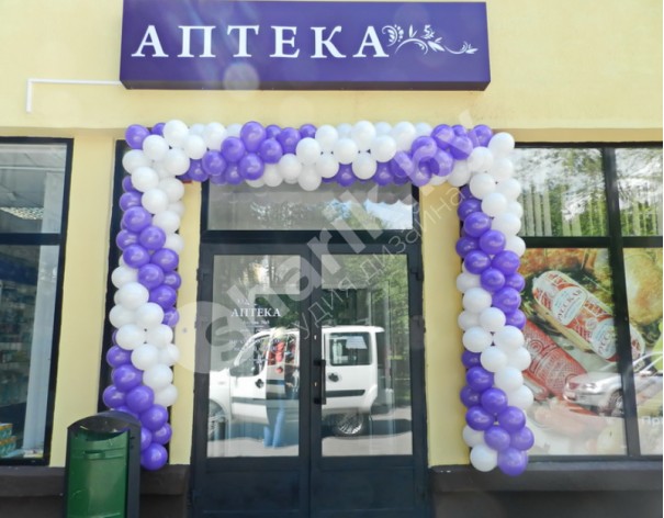 Оформление белыми и фиолетовыми шарами