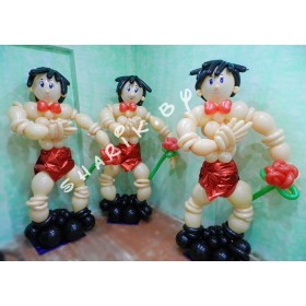 Парень качок из шаров