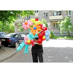 Разноцветные цветы из шаров 