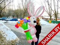 Подарки на 8 марта. Фигура из шаров заяц с цветами.